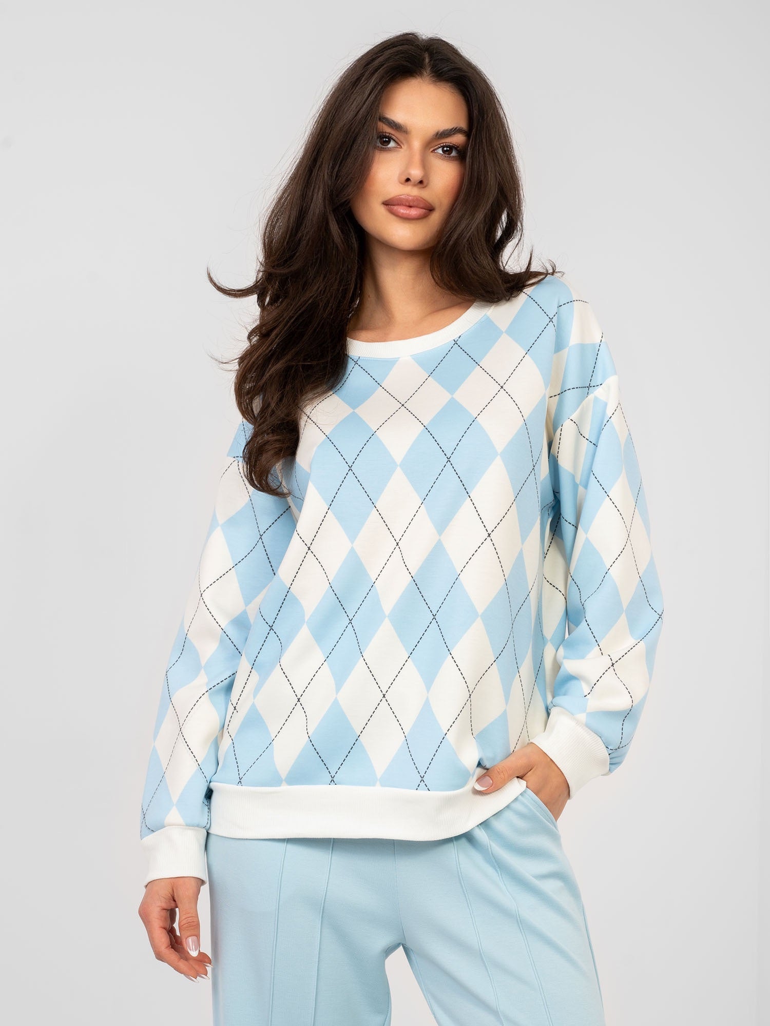 Pastelowa niebieska bluza w geometryczne wzory