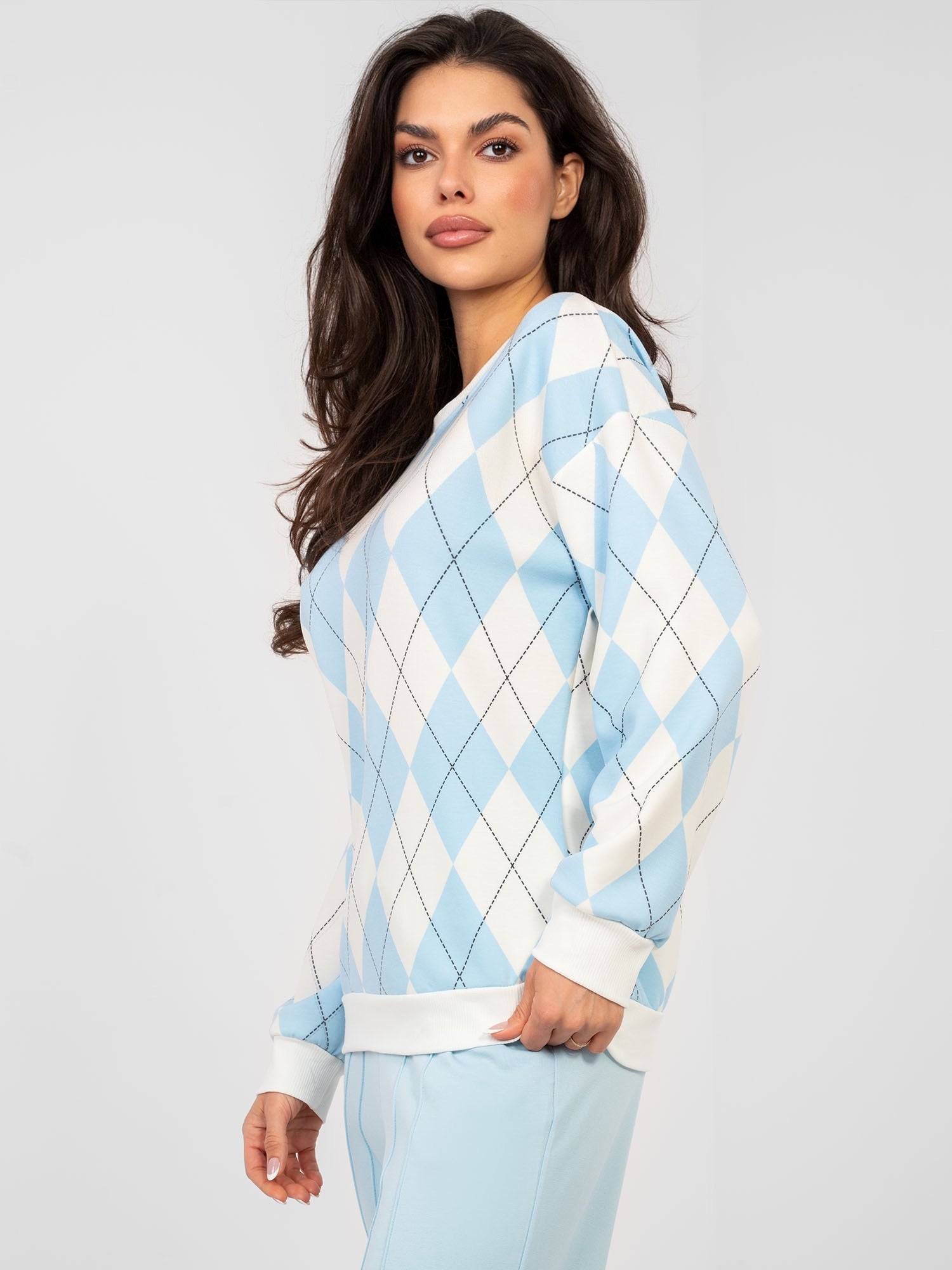 Pastelowa niebieska bluza w geometryczne wzory