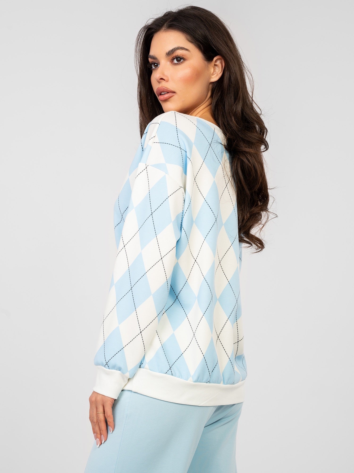 Pastelowa niebieska bluza w geometryczne wzory