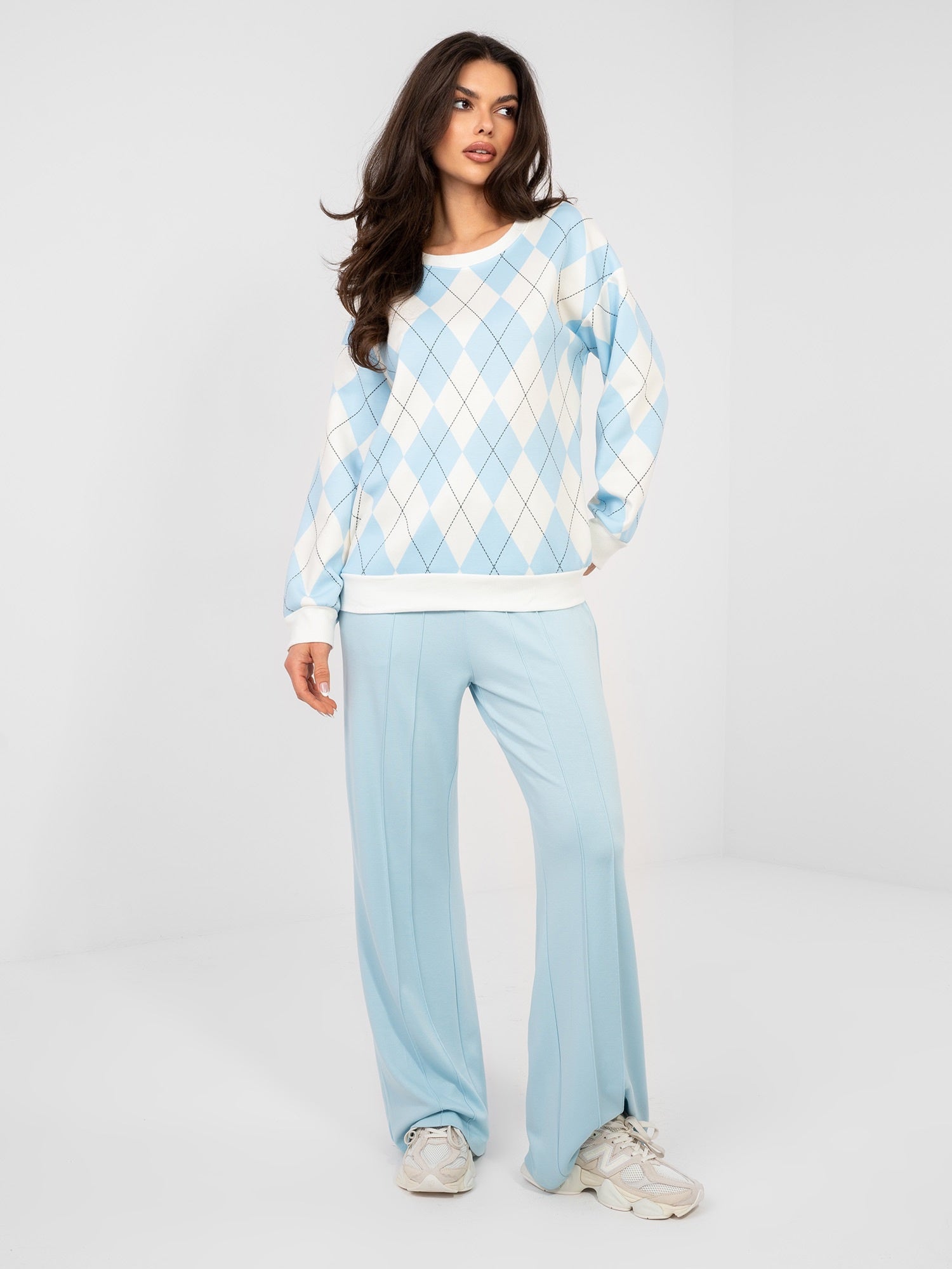 Pastelowa niebieska bluza w geometryczne wzory