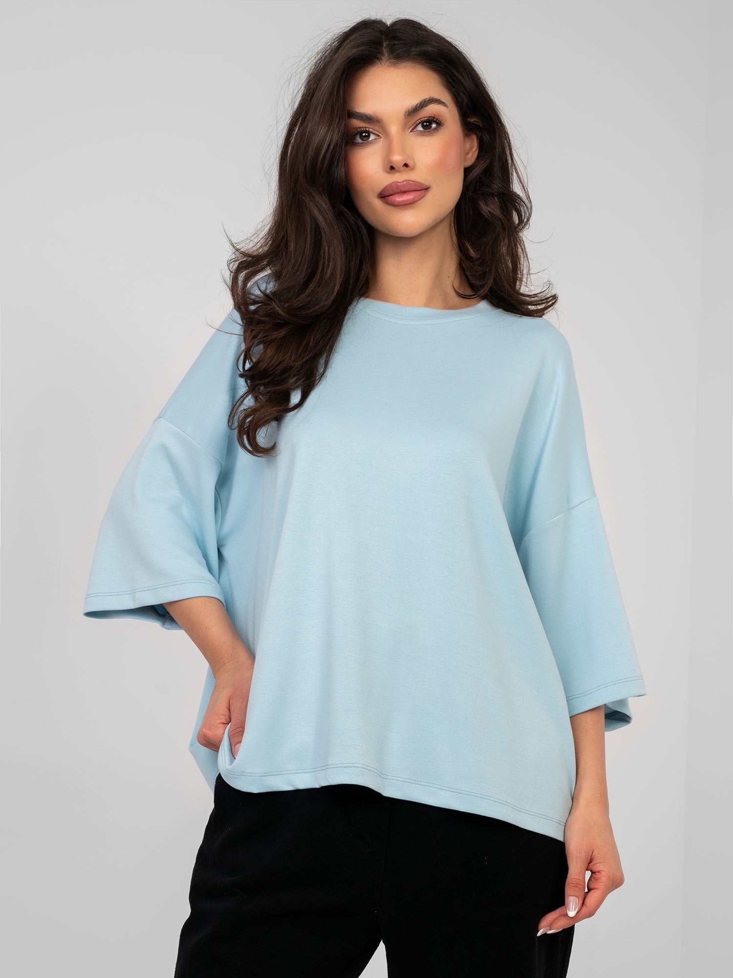 RUE PARIS Pastelowa niebieska bluzka basic z miękkiego materiału