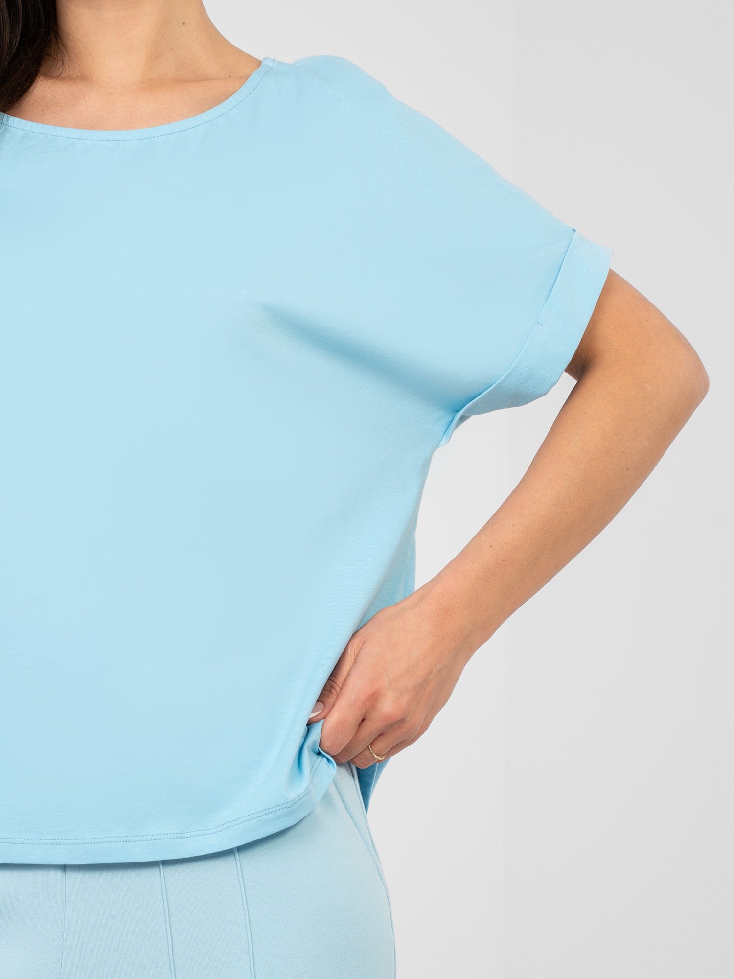RUE PARIS Pastelowa niebieska bluzka basic o kroju oversize