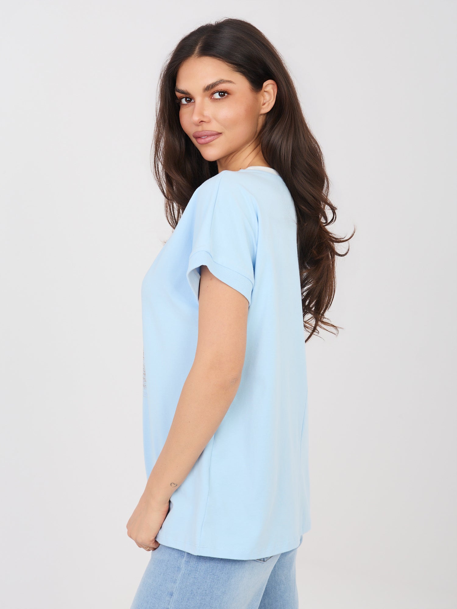 Pastelowa niebieska bluzka oversize z napisem
