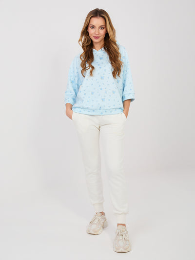 Pastelowa niebieska damska bluza w róże