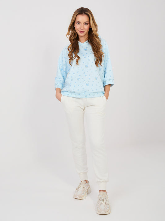 Pastelowa niebieska damska bluza w róże