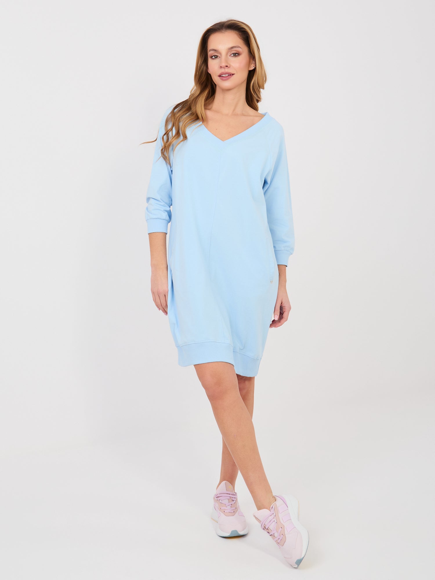 BASIC FEEL GOOD Pastelowa niebieska dresowa sukienka z kieszeniami