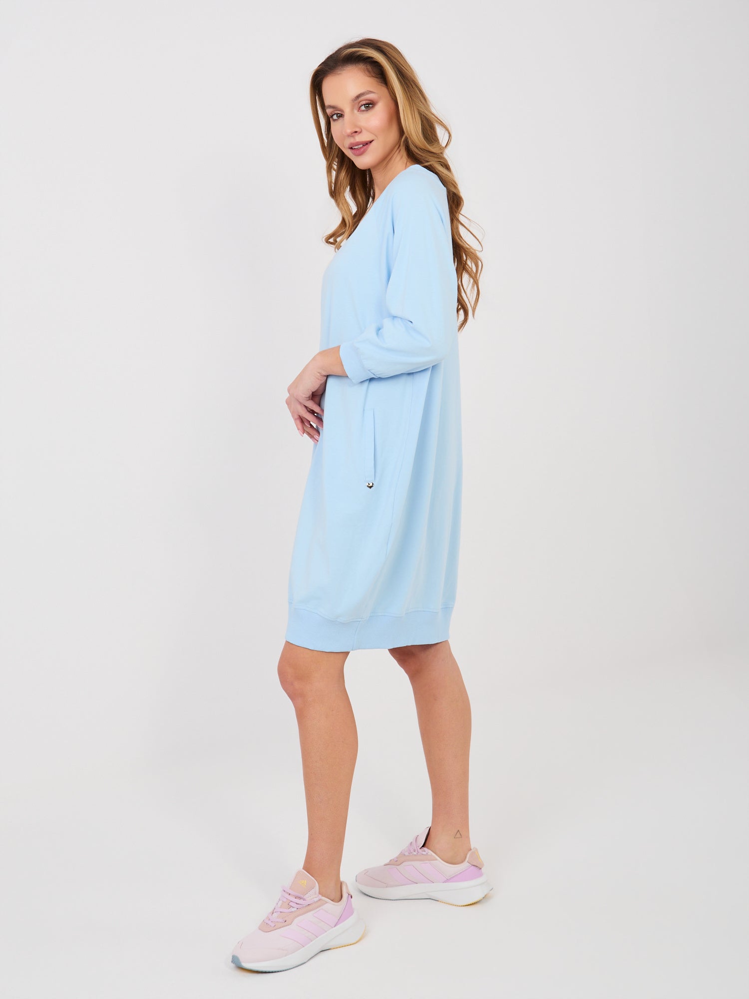BASIC FEEL GOOD Pastelowa niebieska dresowa sukienka z kieszeniami