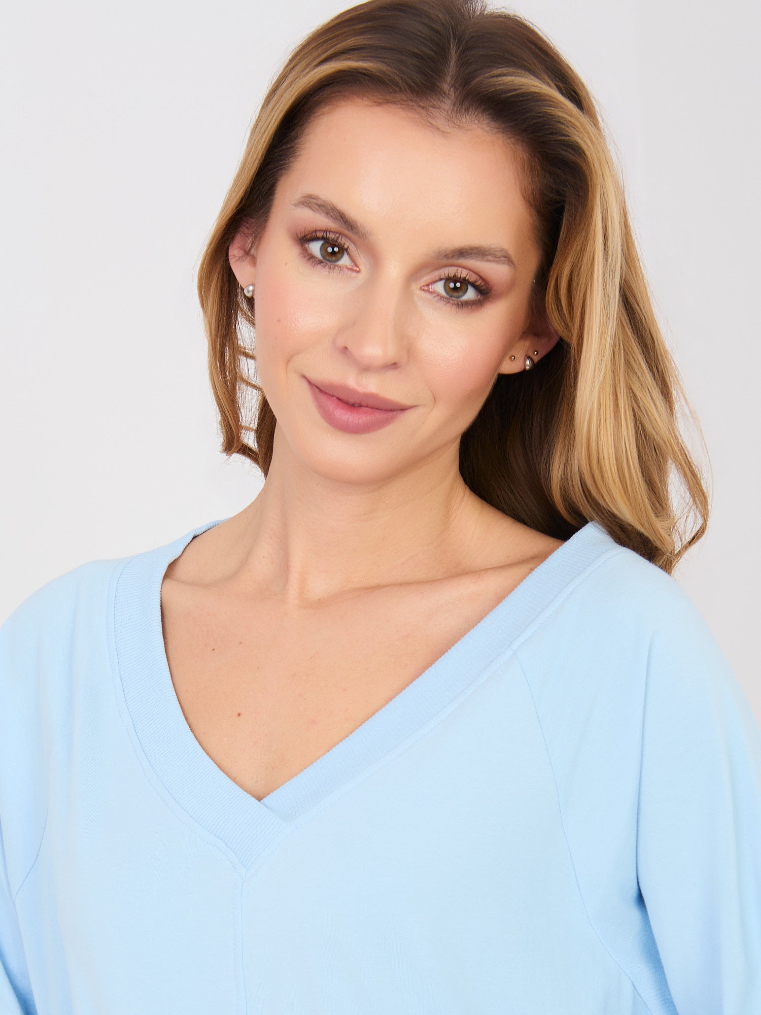 BASIC FEEL GOOD Pastelowa niebieska dresowa sukienka z kieszeniami
