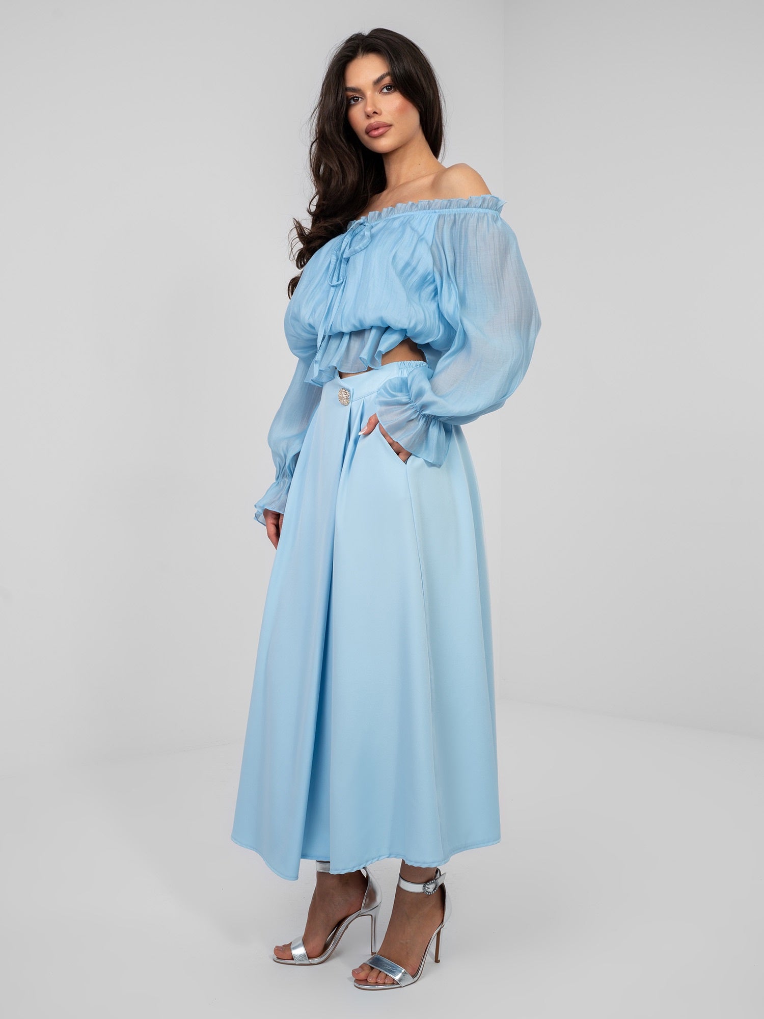 Pastelowa niebieska elegancka spódnica midi