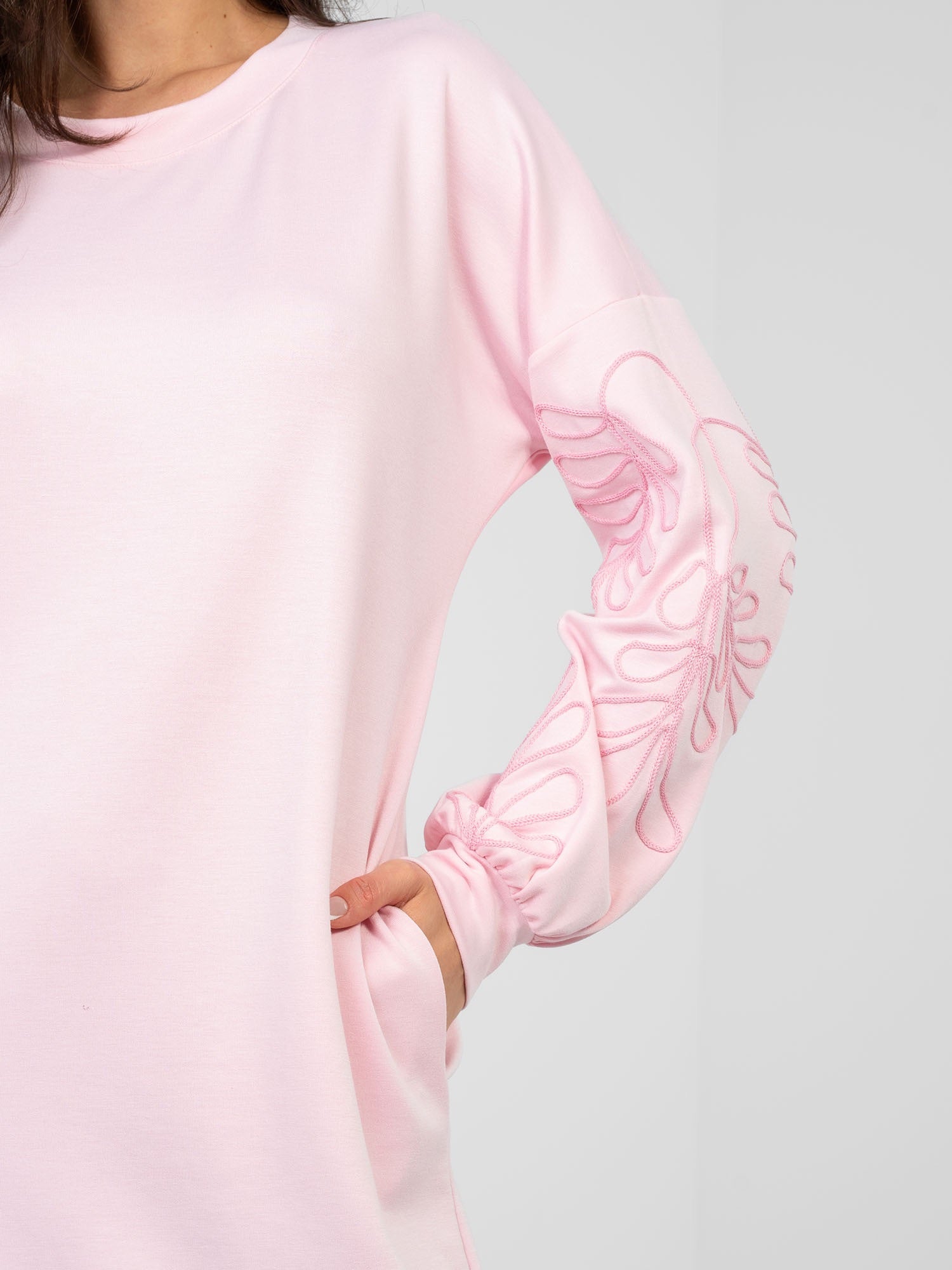 RUE PARIS Pastelowa różowa dresowa sukienka z haftem