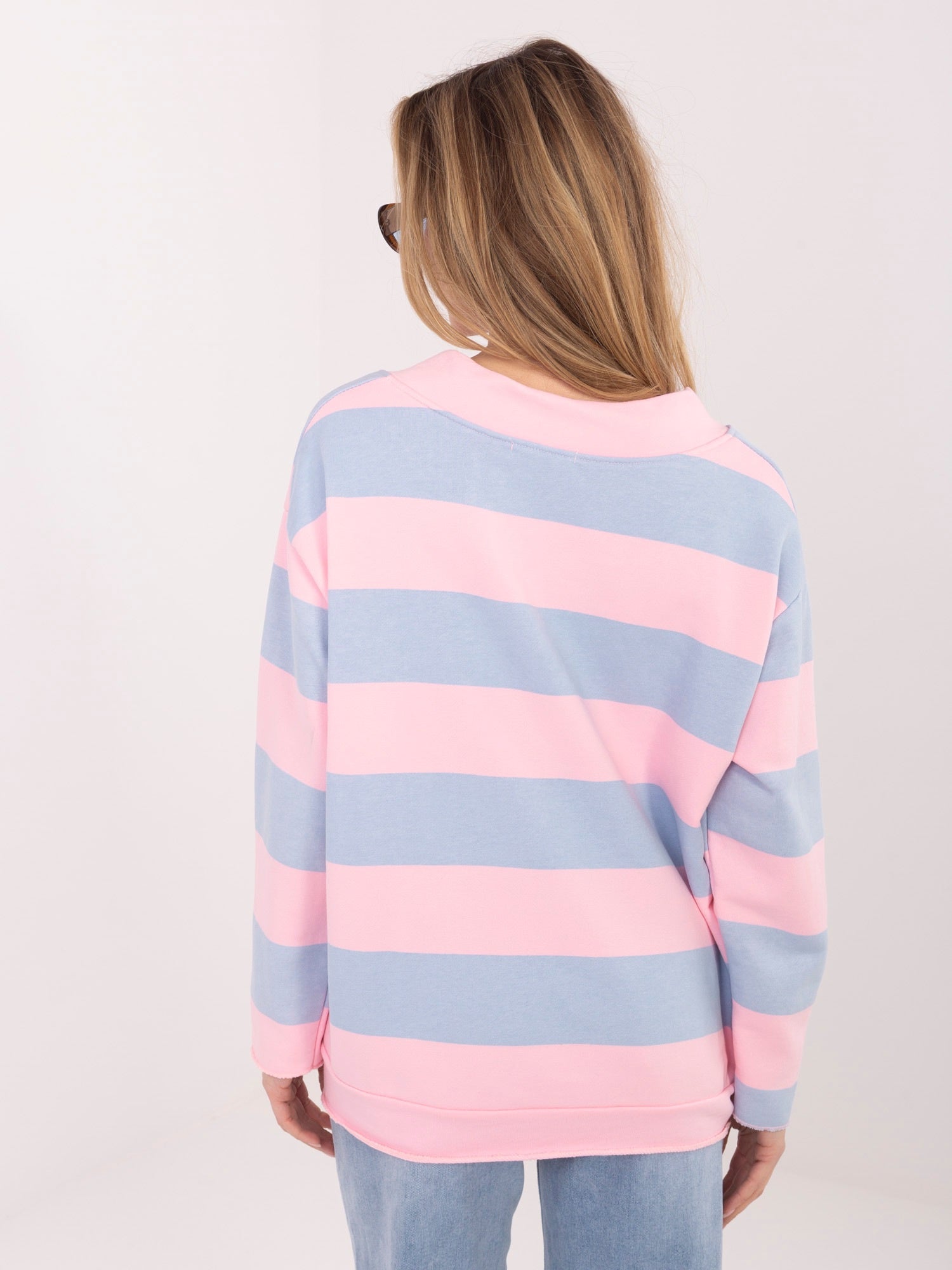 Pastelowa różowo-niebieska bluza oversize z dekoltem V
