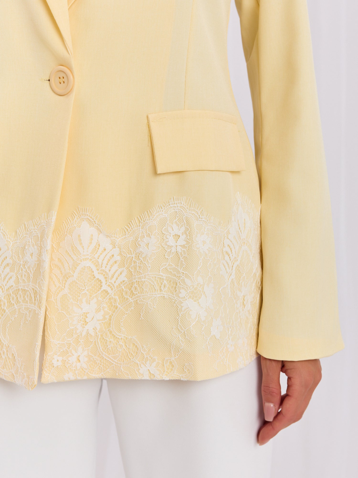 Pastelowa żółta elegancka marynarka z koronką