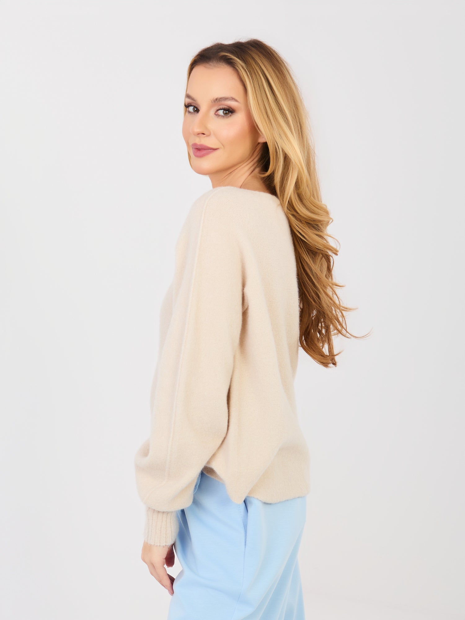 Pastelowy beżowy sweter oversize z dekoltem V