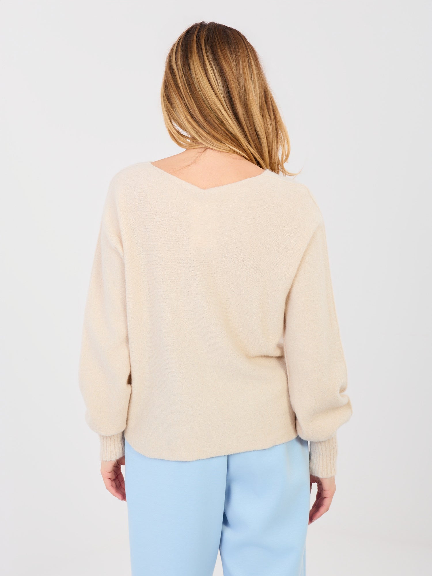 Pastelowy beżowy sweter oversize z dekoltem V