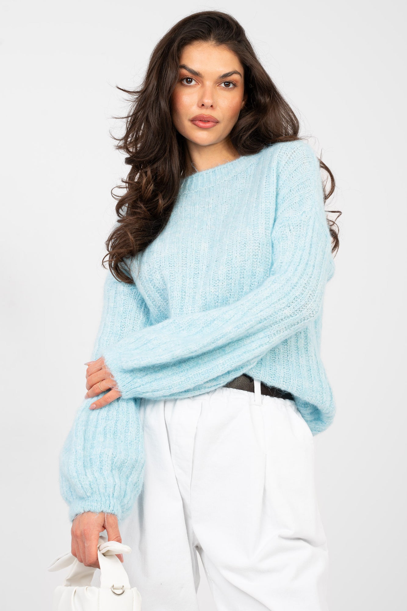 Pastelowy niebieski sweter oversize z okrągłym dekoltem