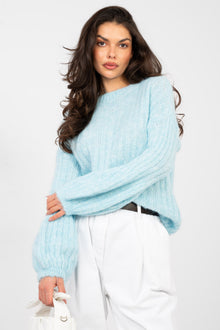 Pastelowy niebieski sweter oversize z okrągłym dekoltem