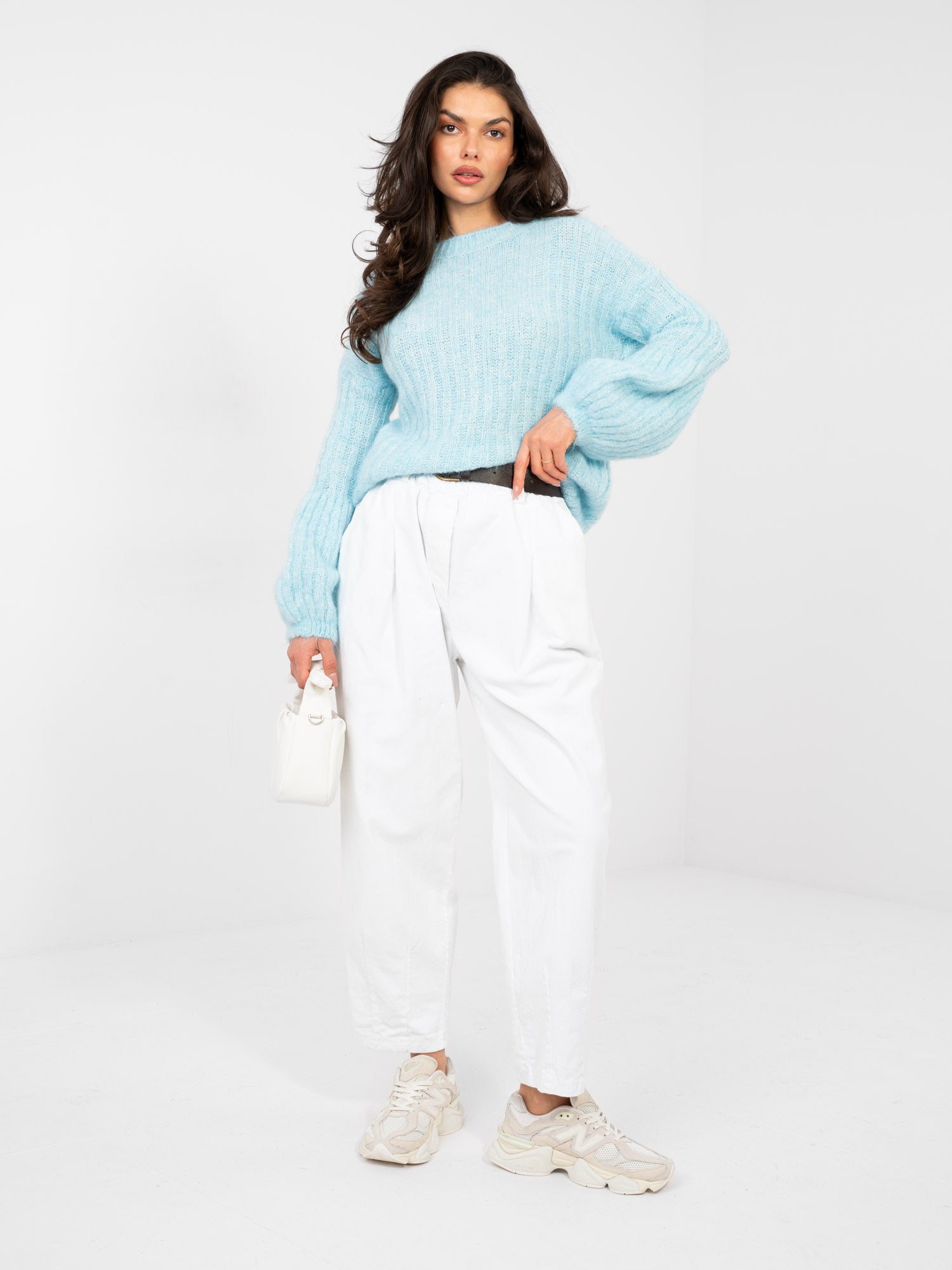 Pastelowy niebieski sweter oversize z okrągłym dekoltem