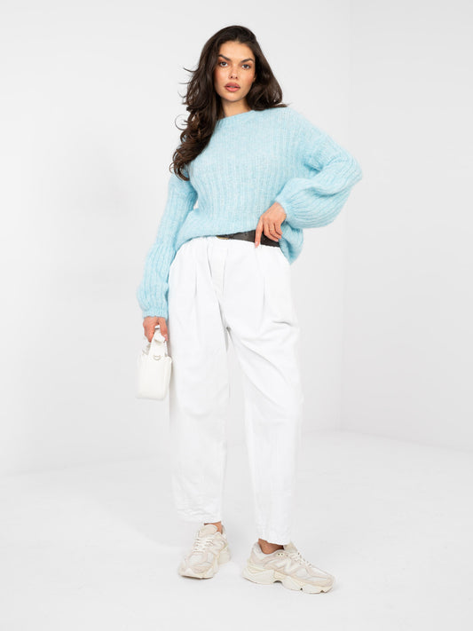 Pastelowy niebieski sweter oversize z okrągłym dekoltem