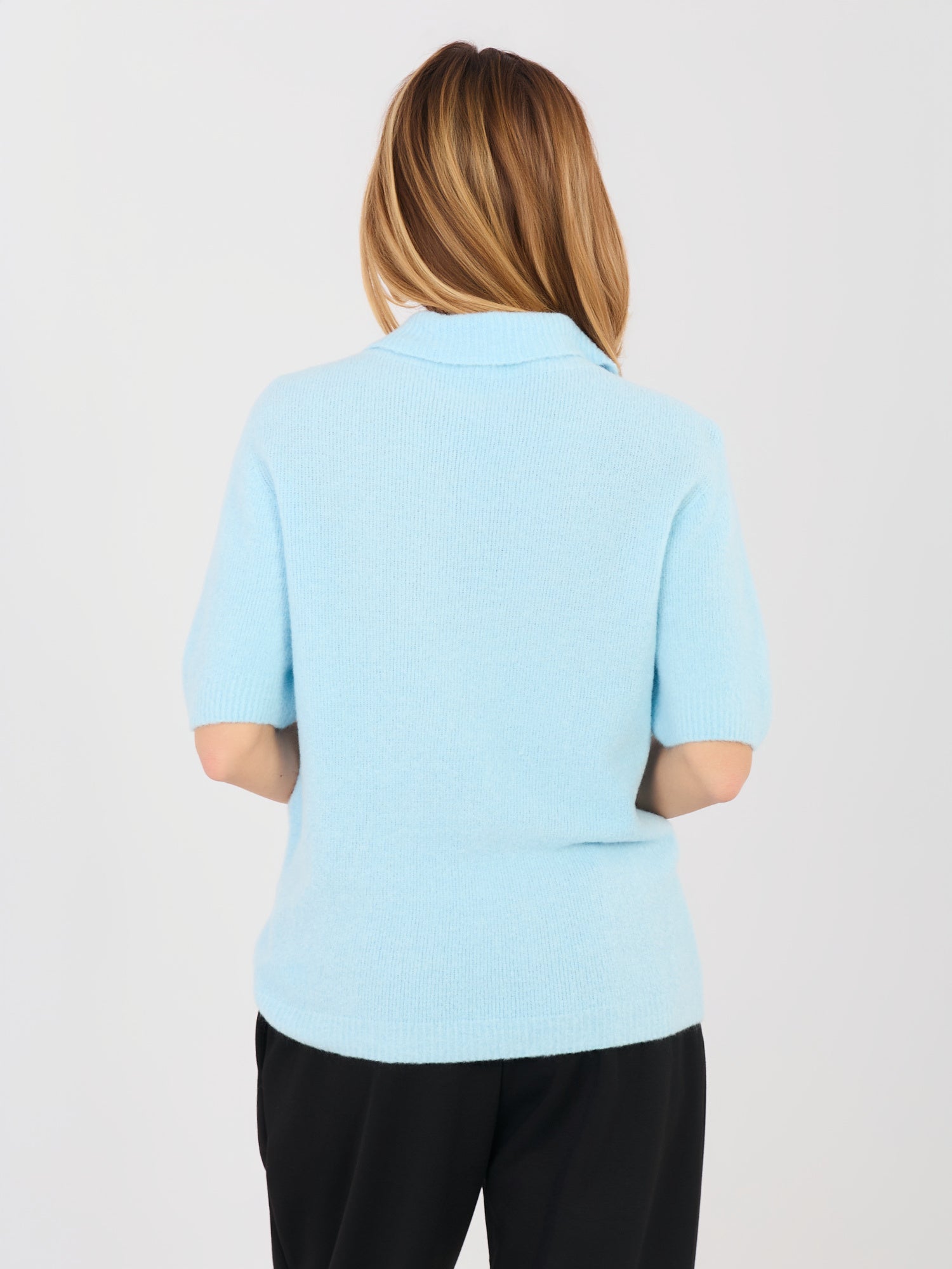 Pastelowy niebieski sweter oversize z krótkim rękawem