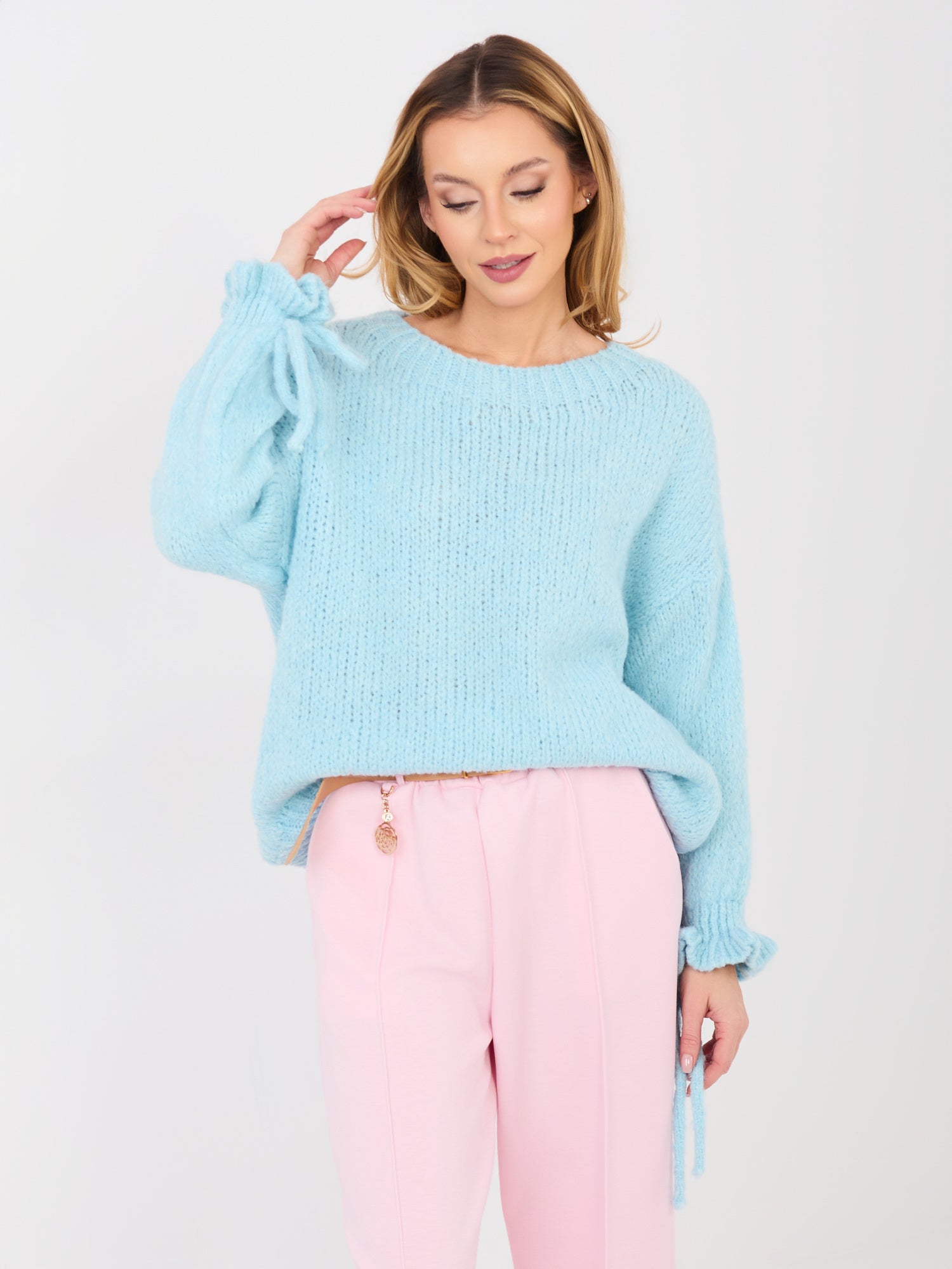 Pastelowy niebieski sweter z domieszką wełny