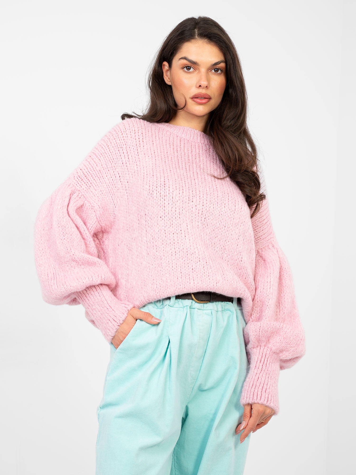 Pastelowy różowy sweter z bufiastymi rękawami