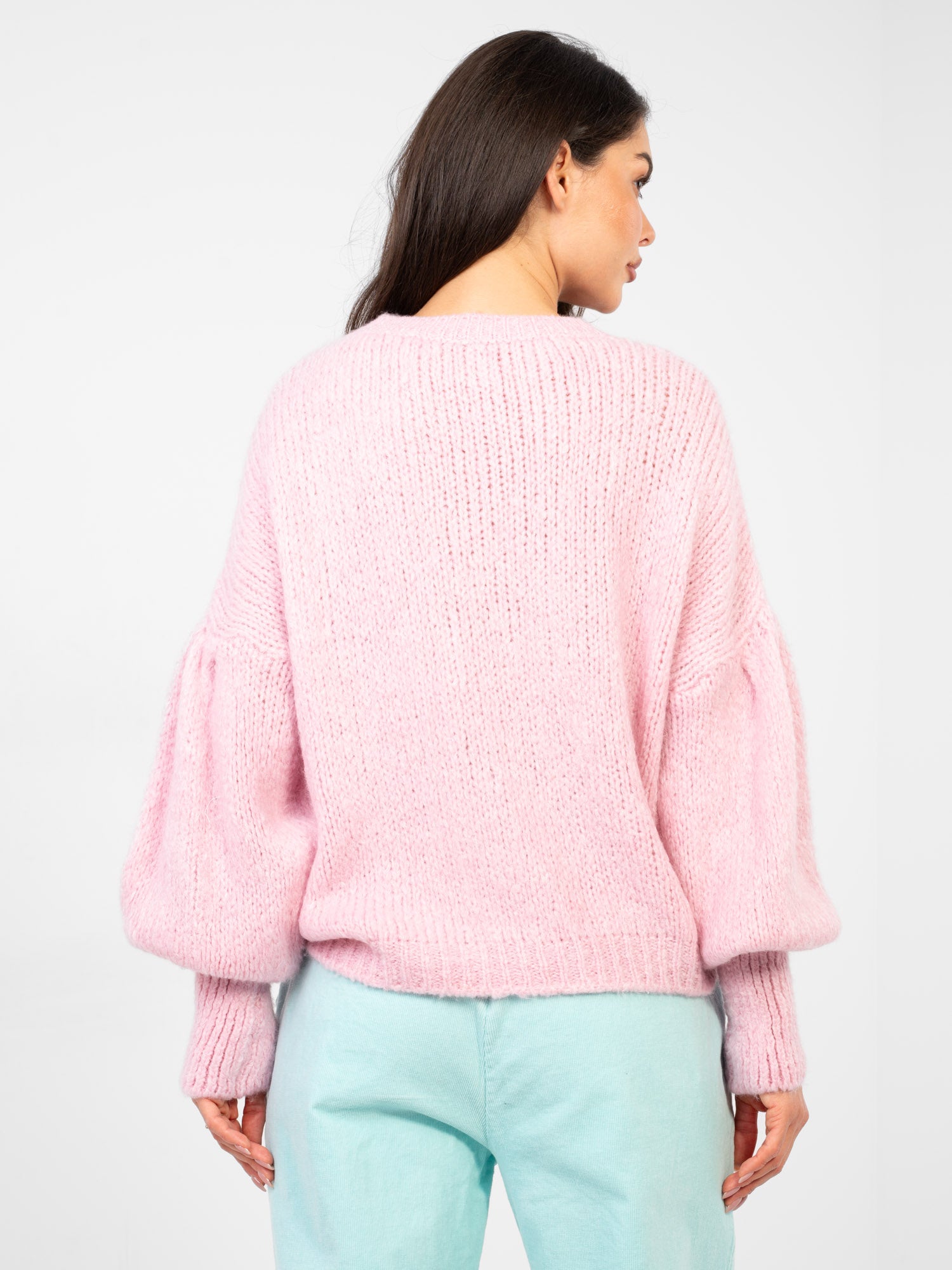 Pastelowy różowy sweter z bufiastymi rękawami
