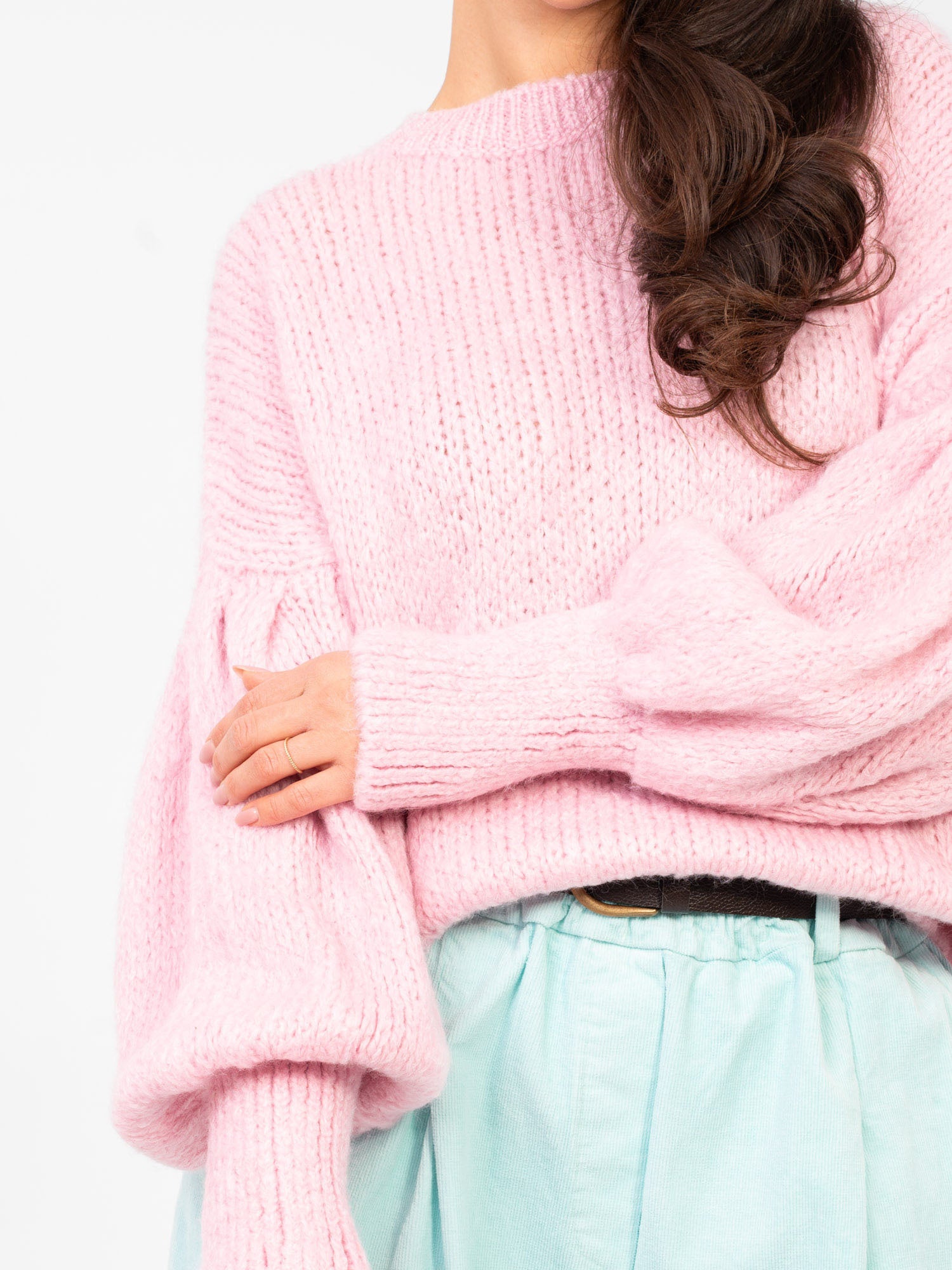 Pastelowy różowy sweter z bufiastymi rękawami