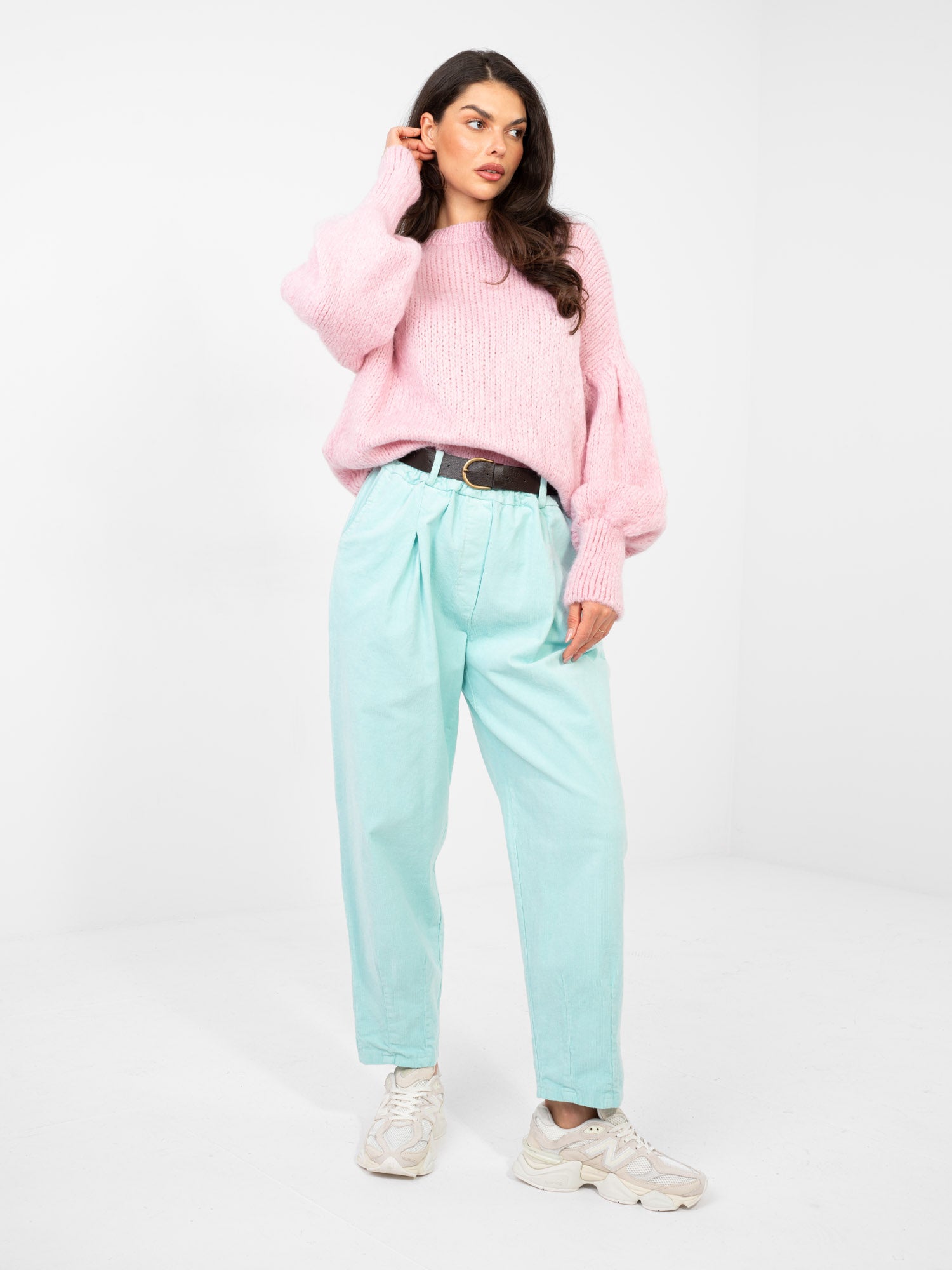 Pastelowy różowy sweter z bufiastymi rękawami