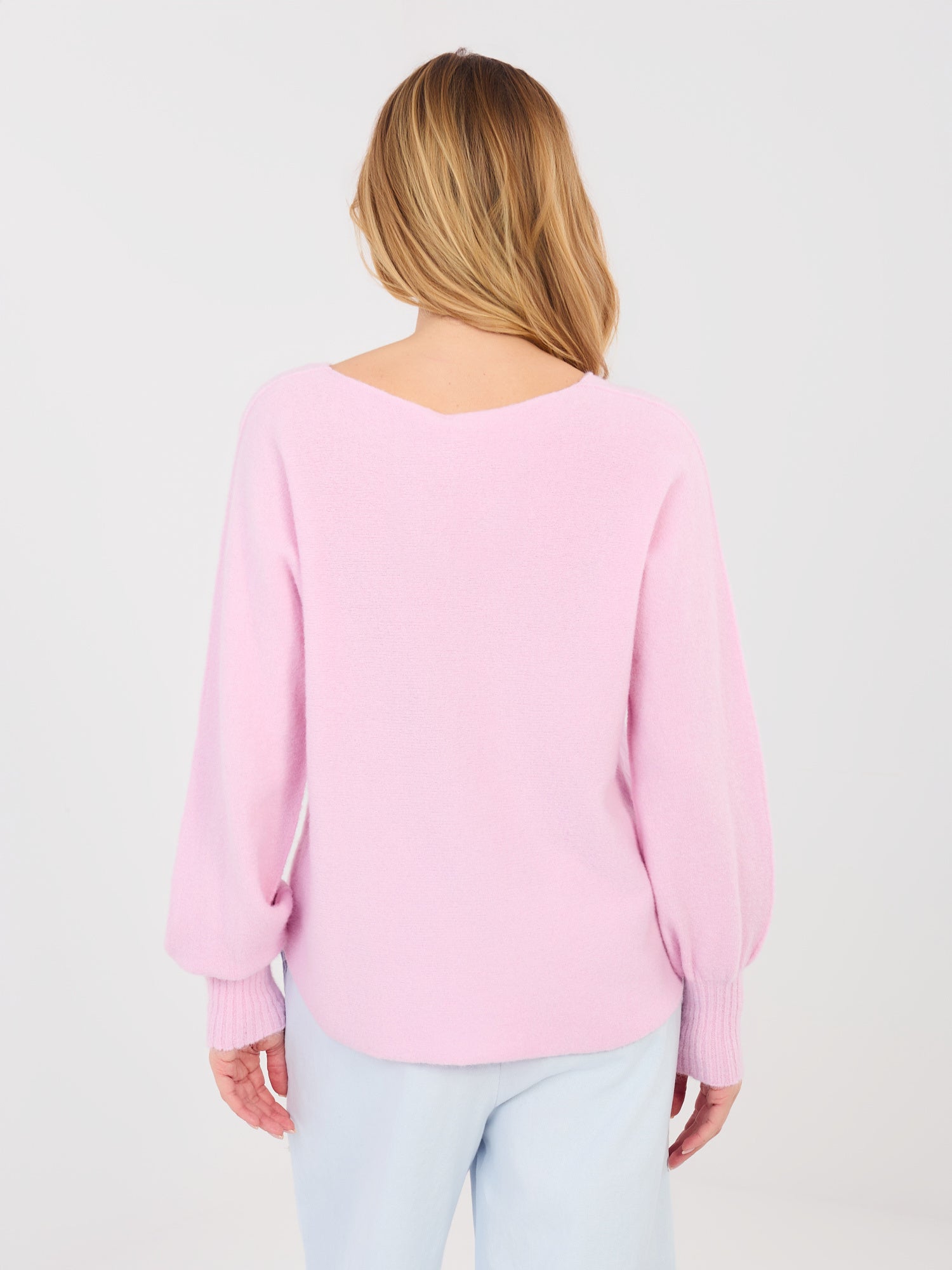 Pastelowy różowy sweter basic z długim rękawem