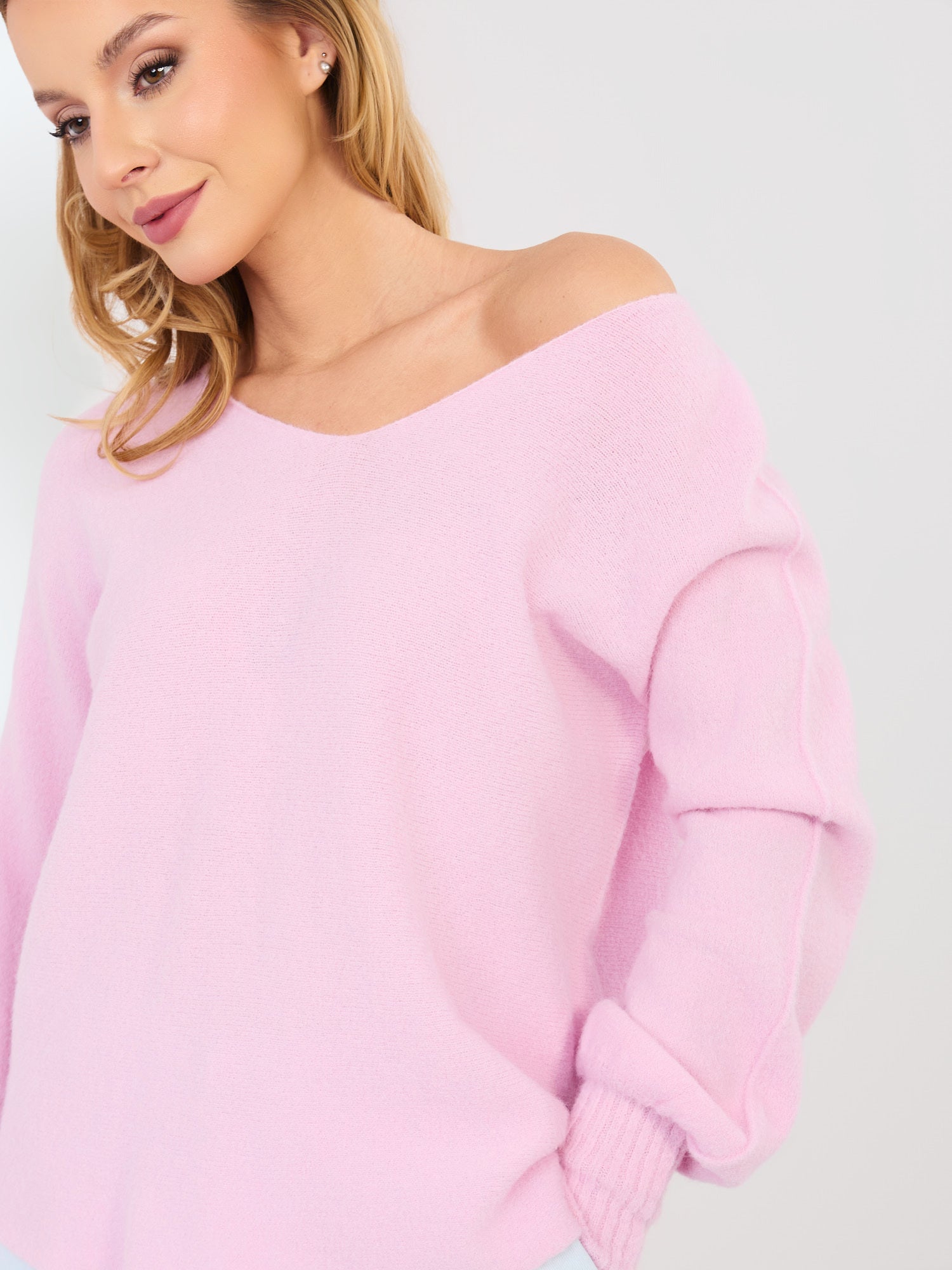 Pastelowy różowy sweter basic z długim rękawem