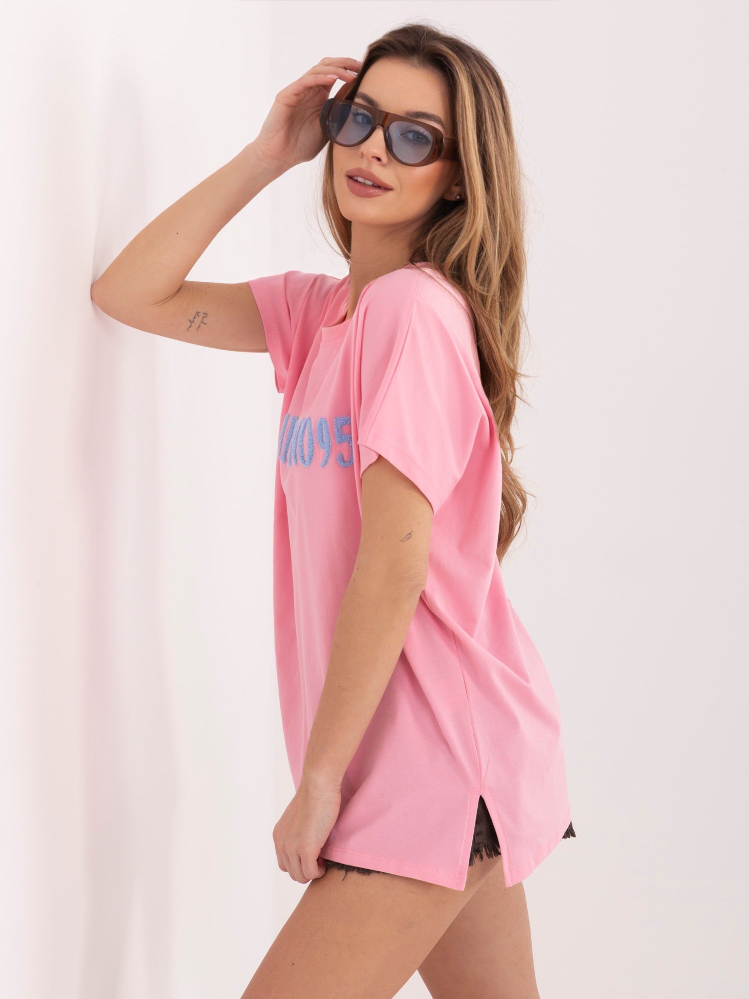 Pastelowy różowy damski t-shirt z okrągłym dekoltem