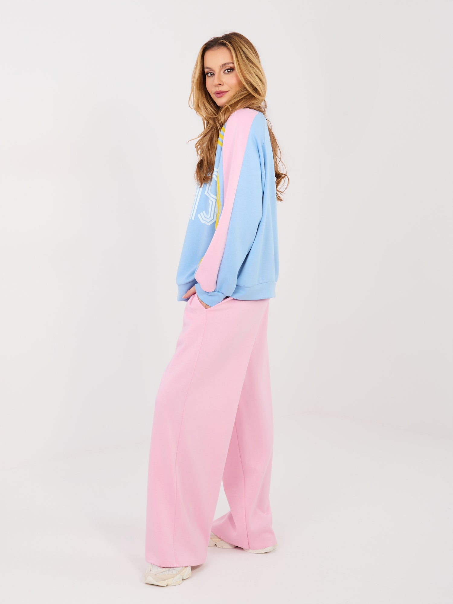 Pastelowy różowy dwuczęściowy komplet oversize
