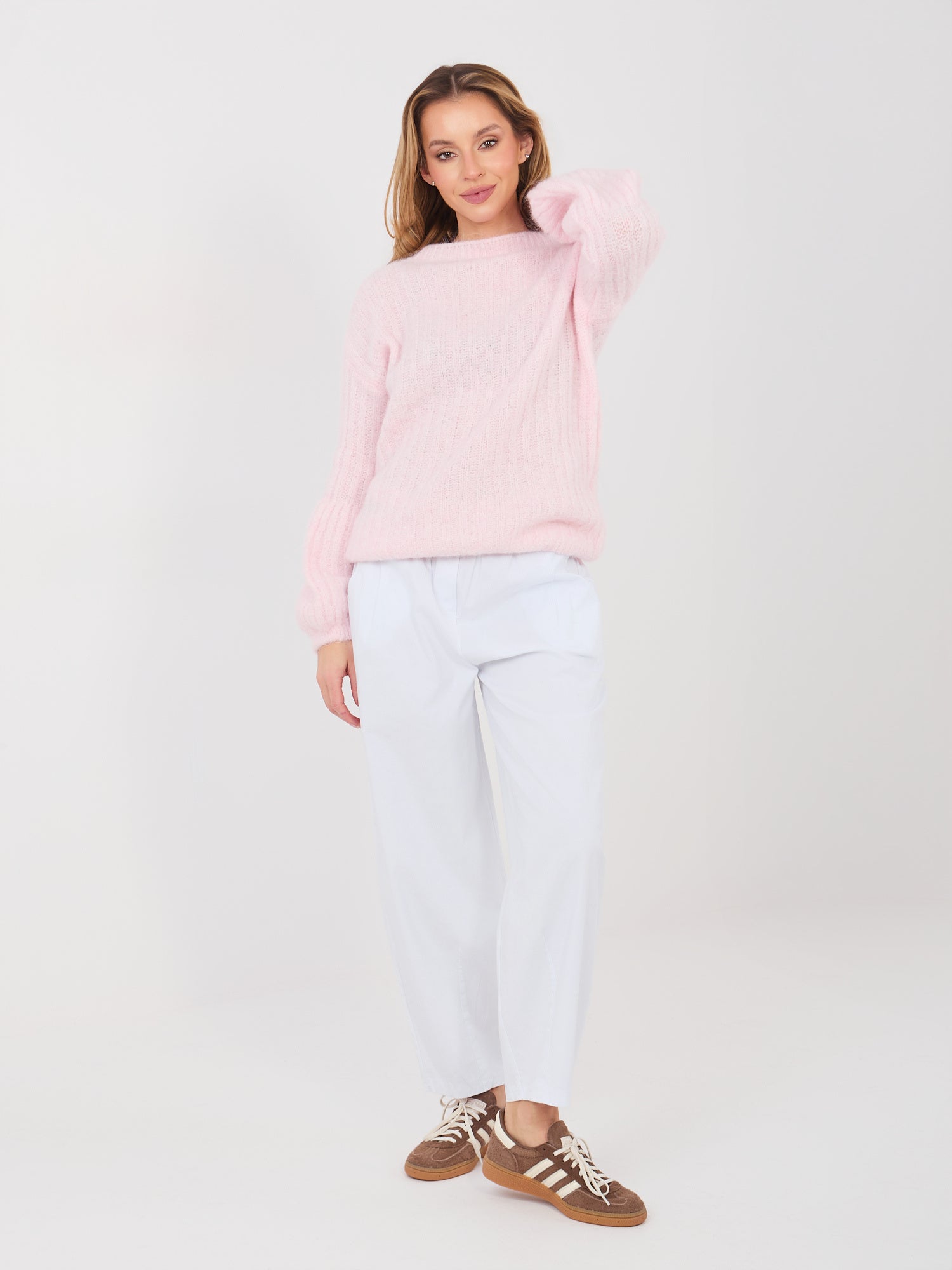 Pastelowy różowy sweter z bufiastymi rękawami