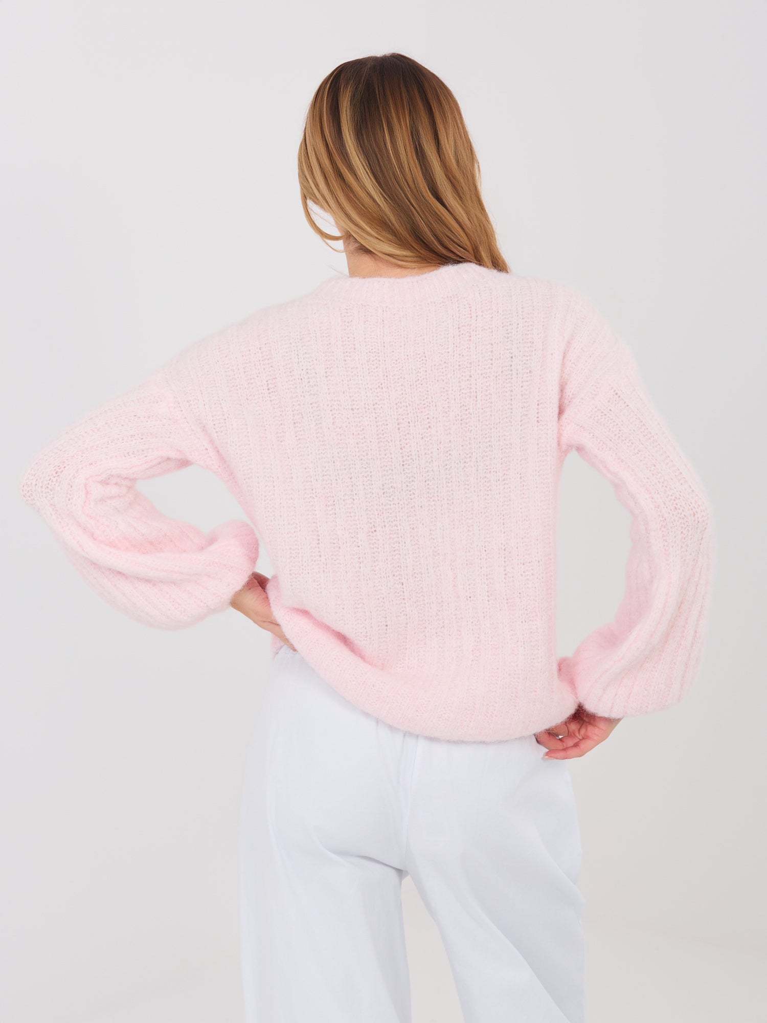 Pastelowy różowy sweter z bufiastymi rękawami