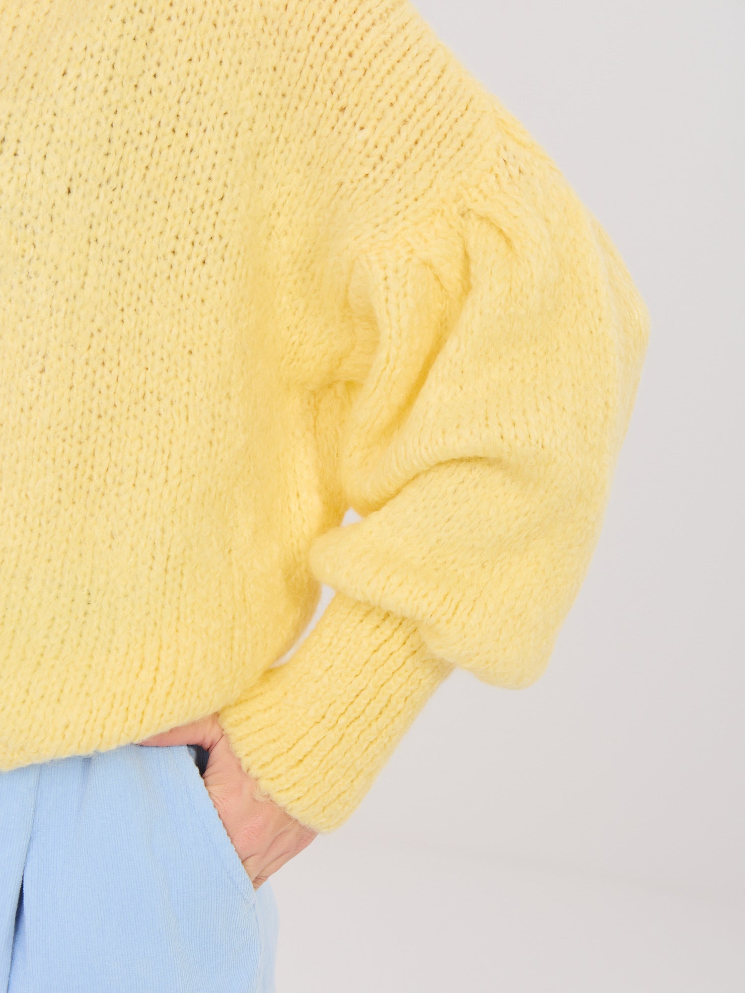 Pastelowy żółty damski sweter oversize