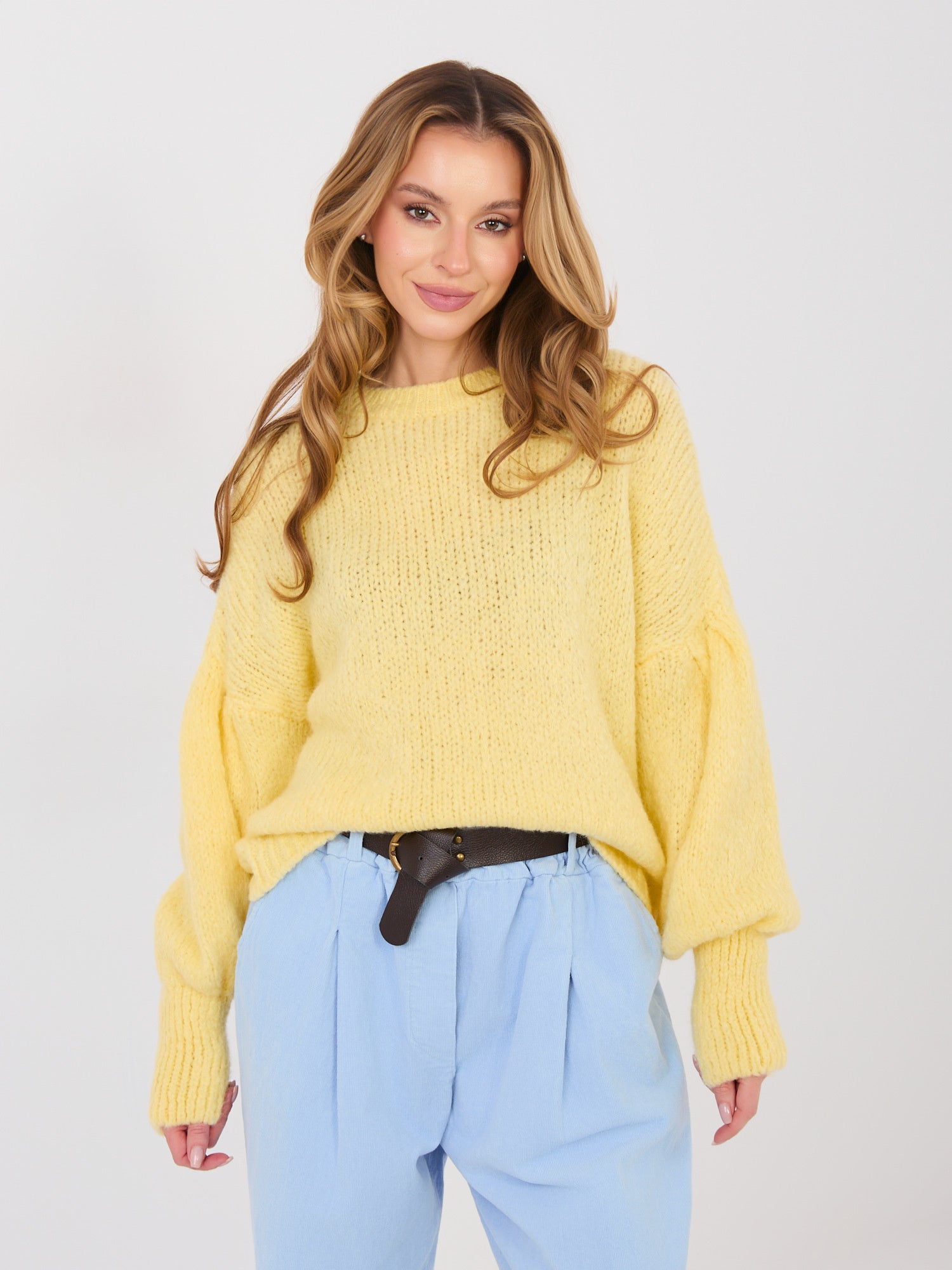 Pastelowy żółty damski sweter oversize