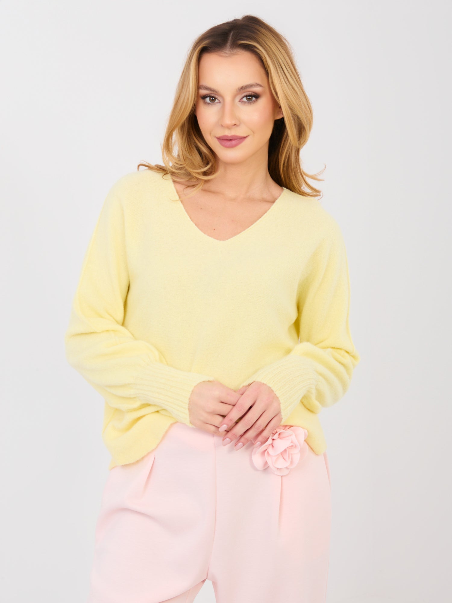 Pastelowy żółty sweter oversize z dekoltem V