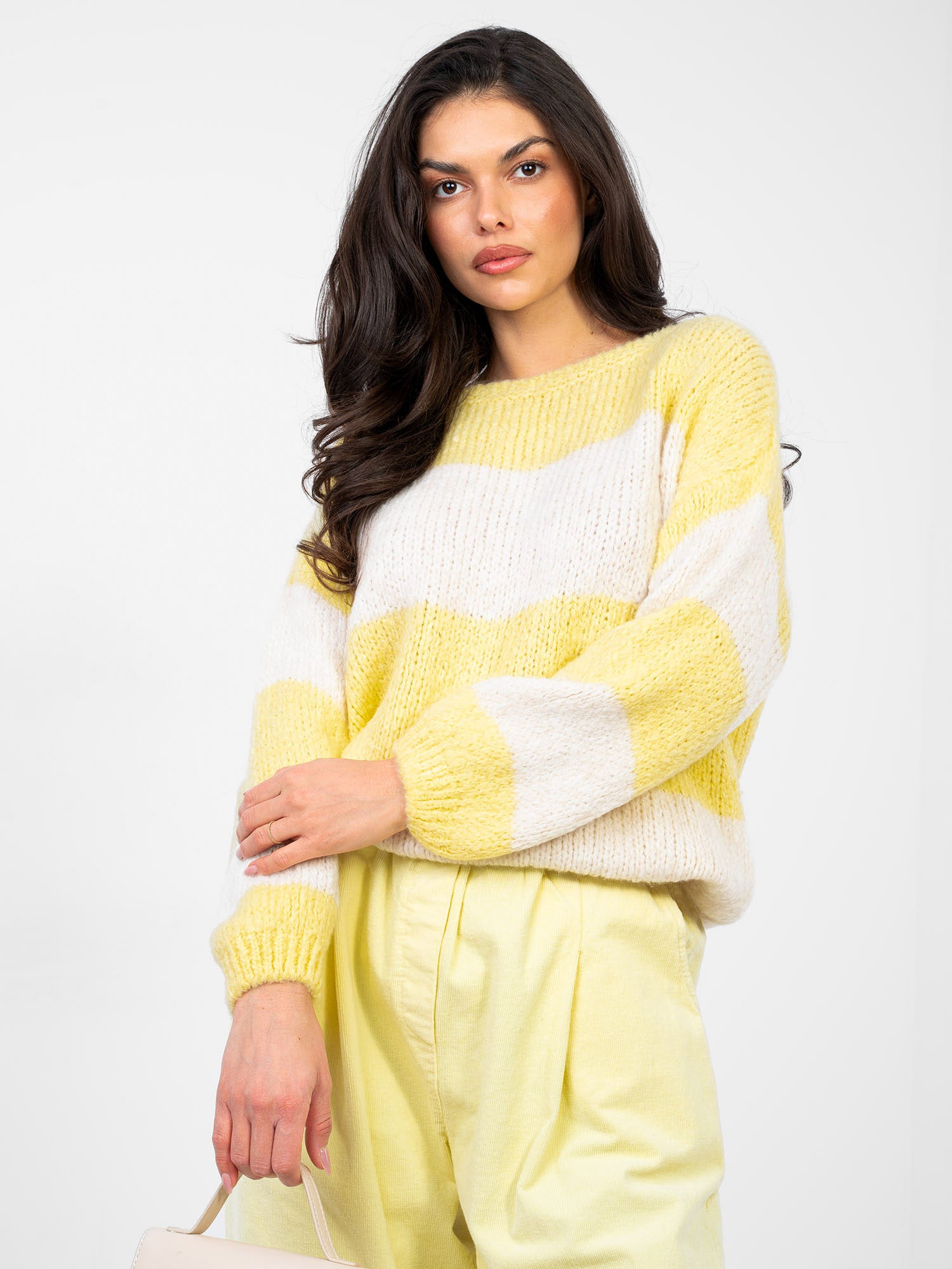Pastelowy żółty sweter oversize w paski