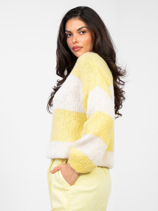 Pastelowy żółty sweter oversize w paski