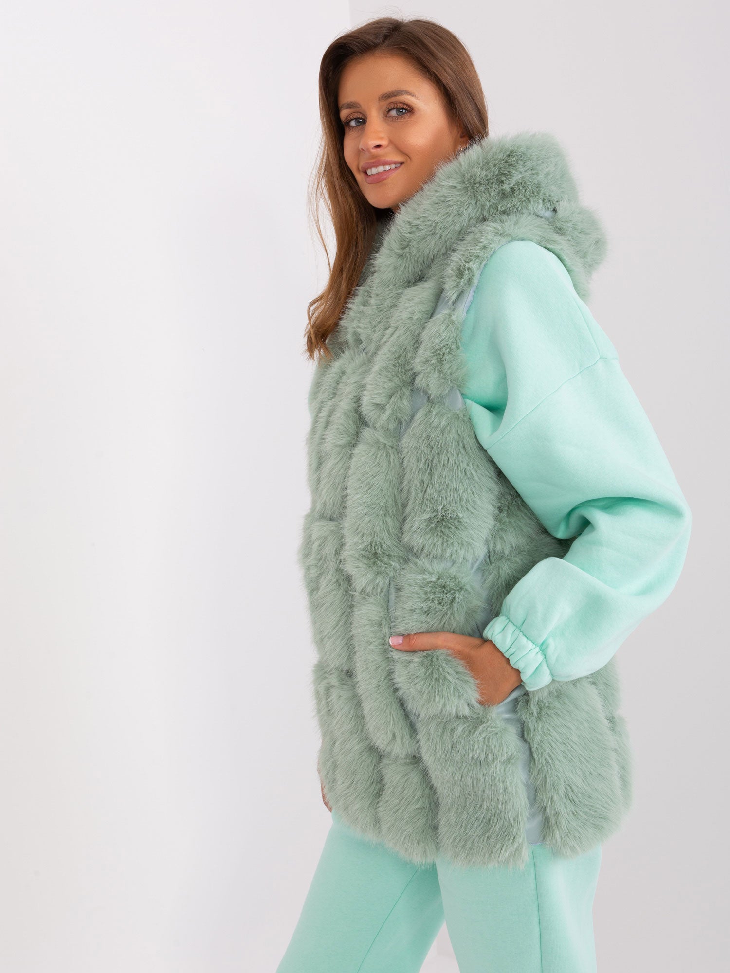 Pistacjowa kamizelka futrzana na suwak z kapturem