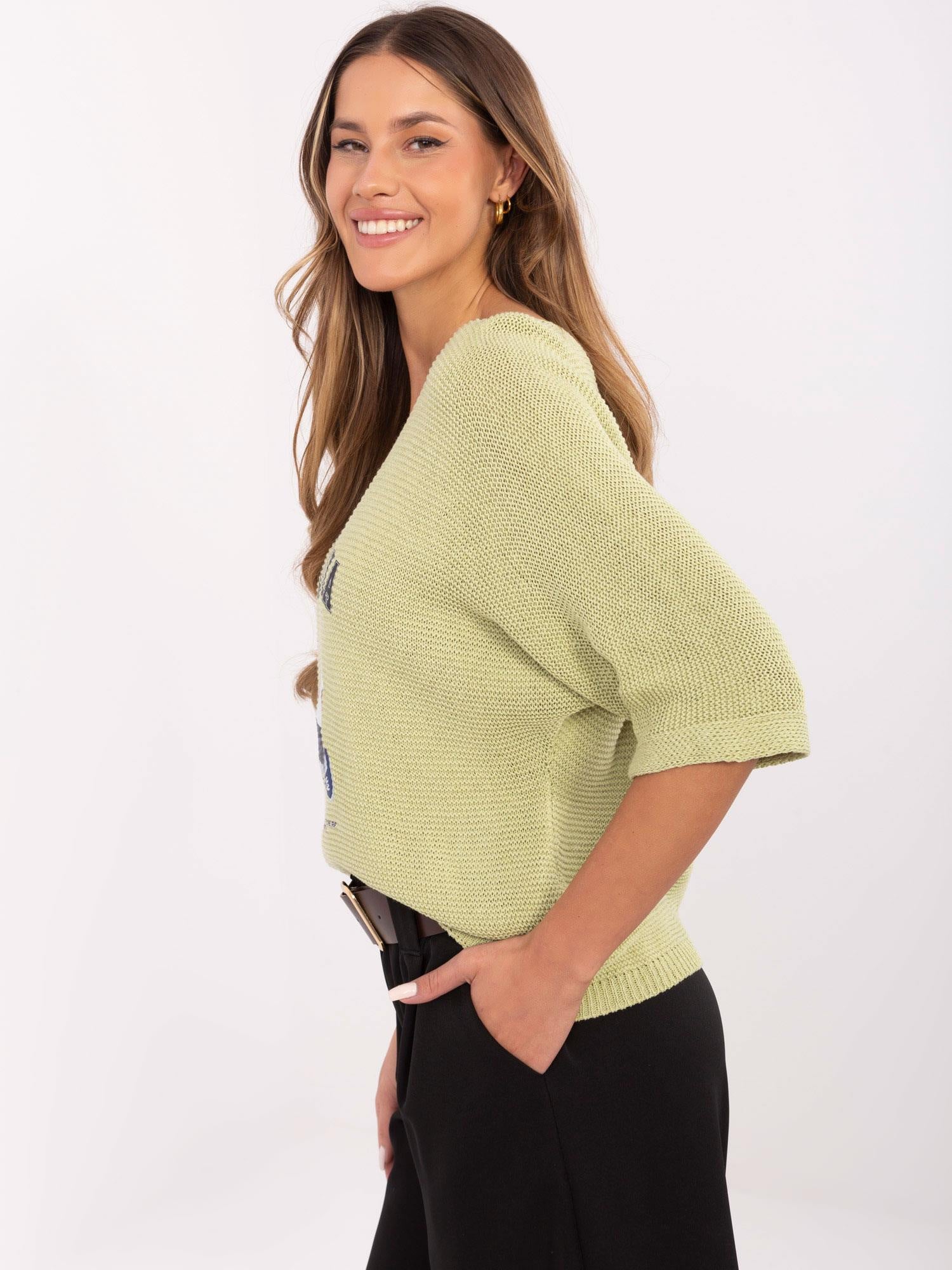 Pistacjowy damski sweter nietoperz z napisami