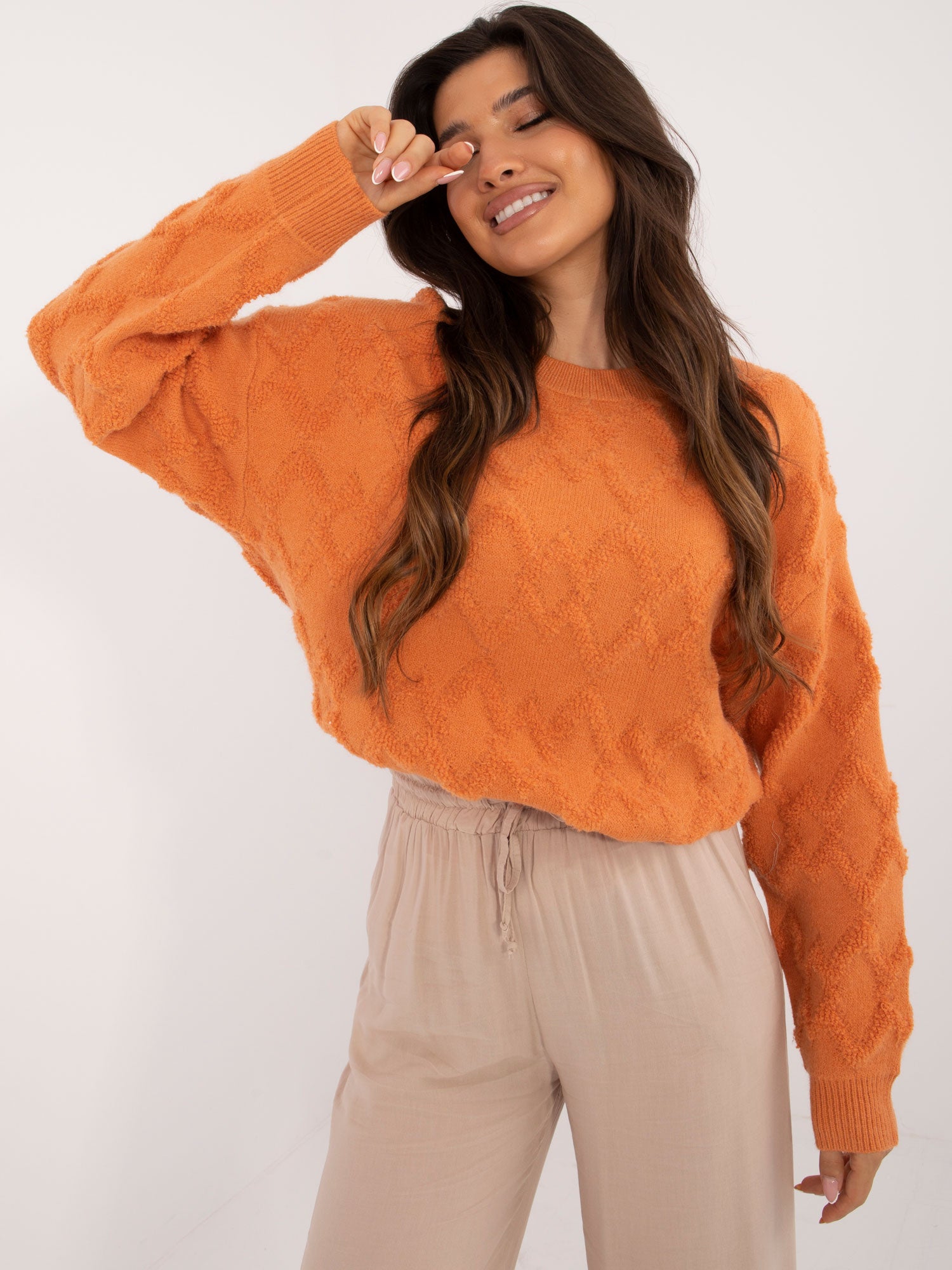 Pomarańczowy sweter oversize z okrągłym dekoltem