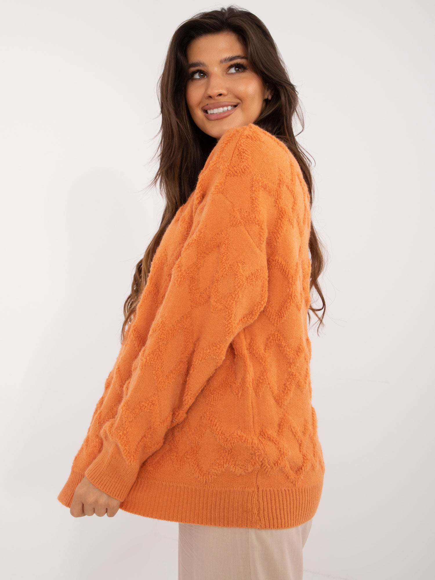 Pomarańczowy sweter oversize z okrągłym dekoltem