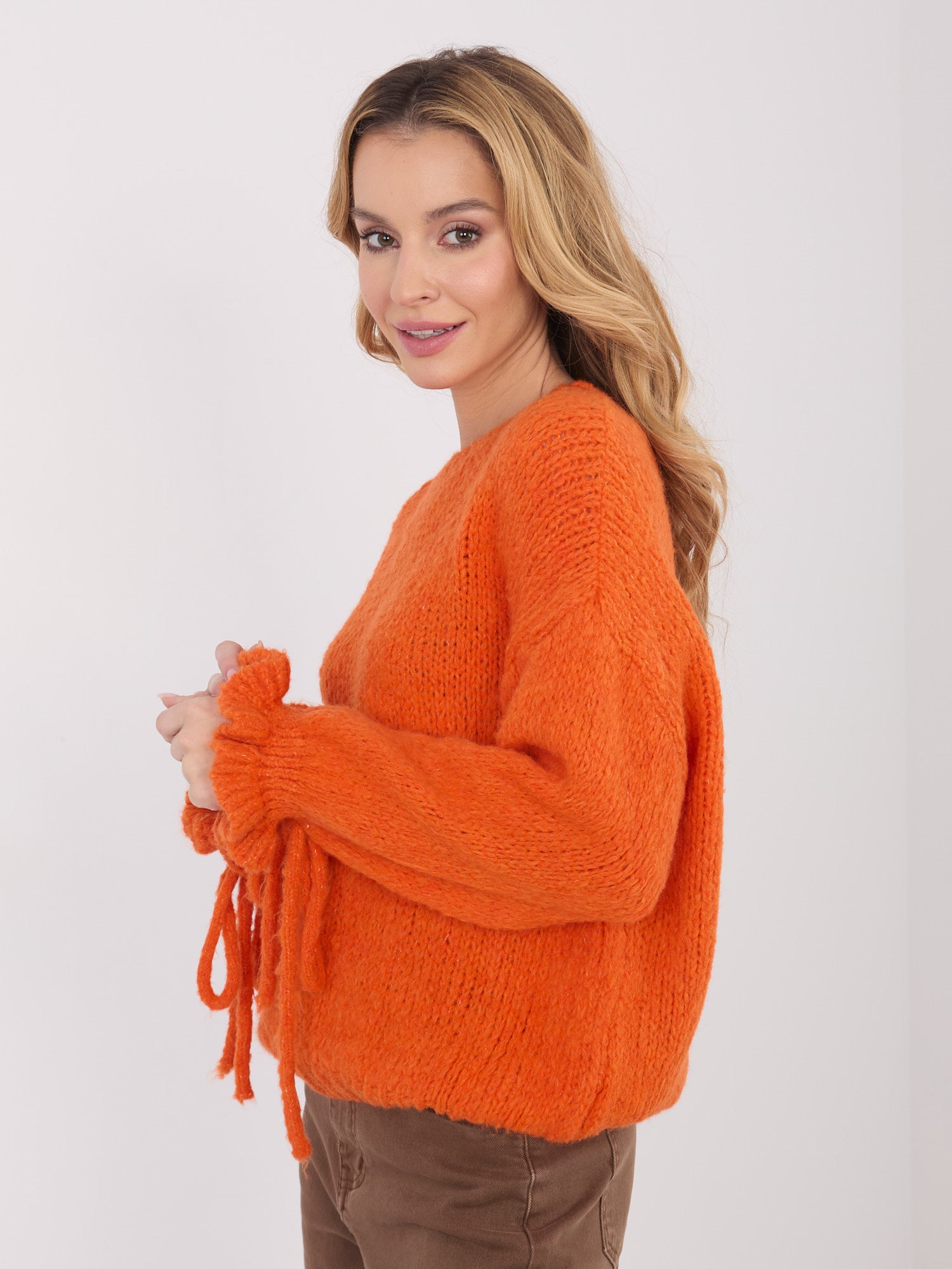 Pomarańczowy sweter oversize ze ściągaczami