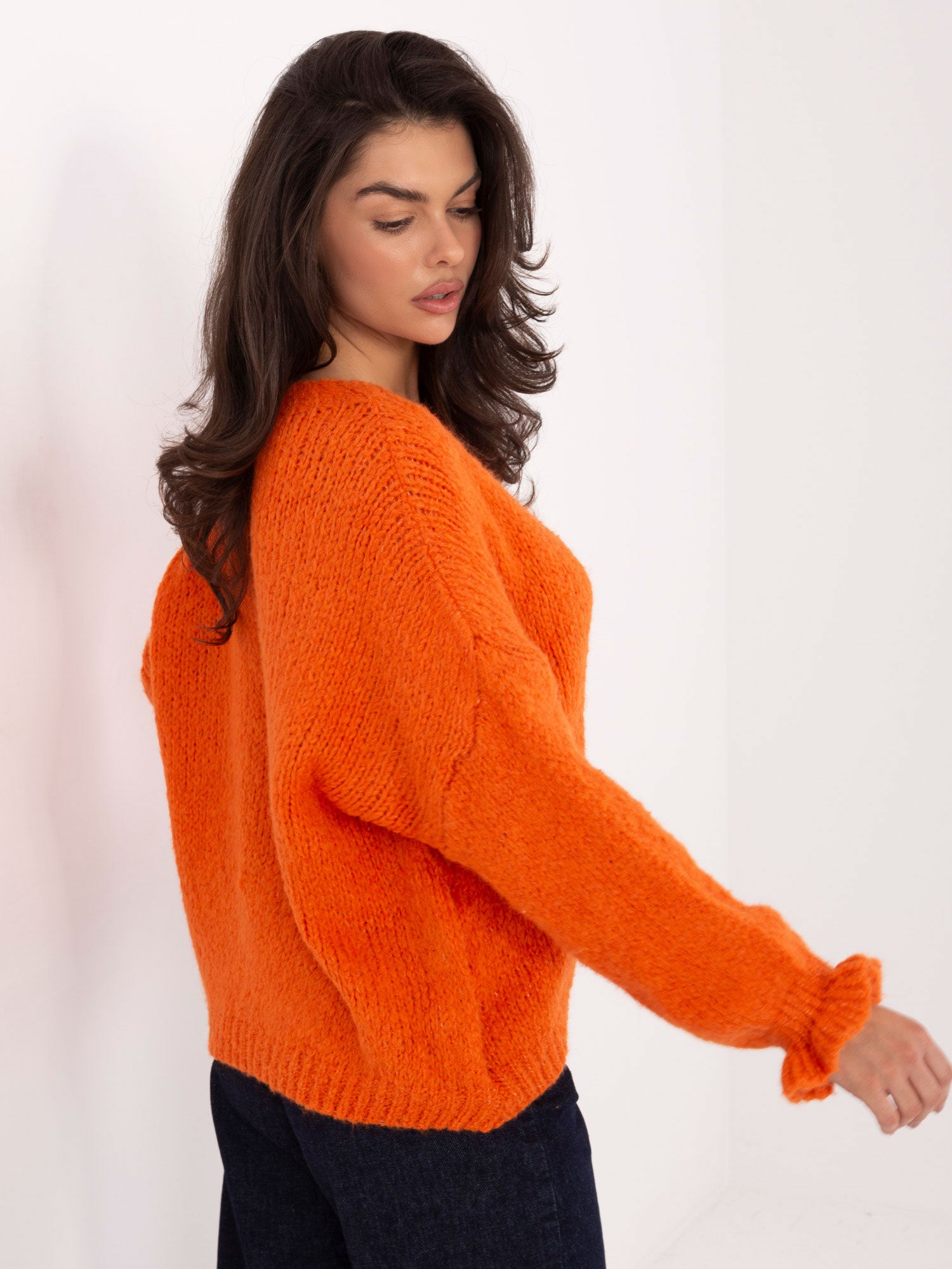 Pomarańczowy sweter z falbankami przy rękawach