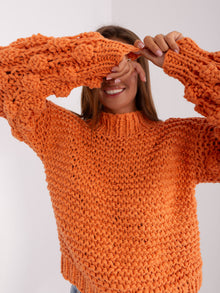 Pomarańczowy sweter oversize z grubym splotem
