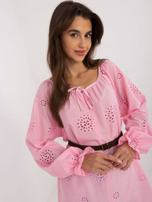 Różowa ażurowa bluzka casualowa w stylu boho