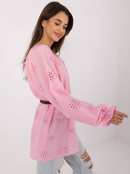 Różowa ażurowa bluzka casualowa w stylu boho