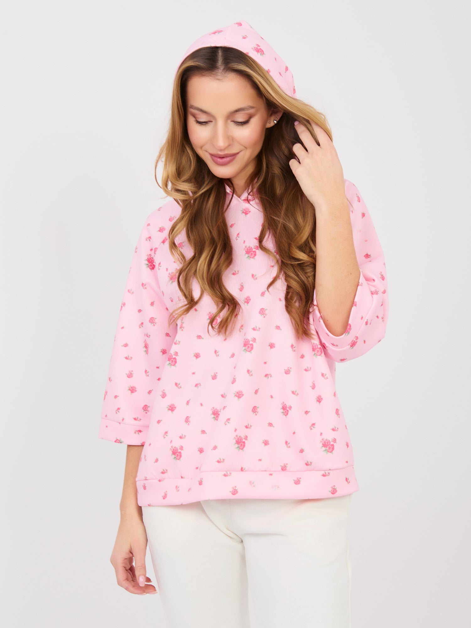 Różowa luźna bluza w róże