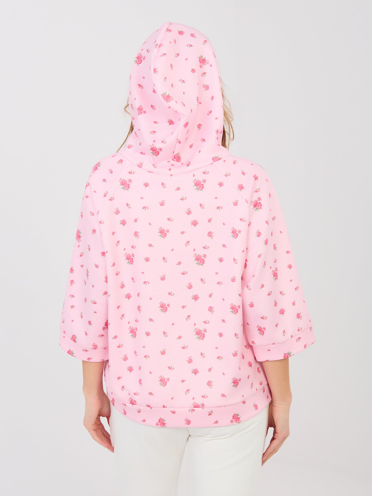 Różowa luźna bluza w róże